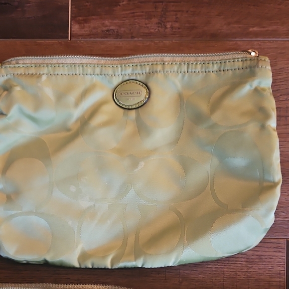 Coach Green Tote Set with Elegant Design - Picture 5 of 6